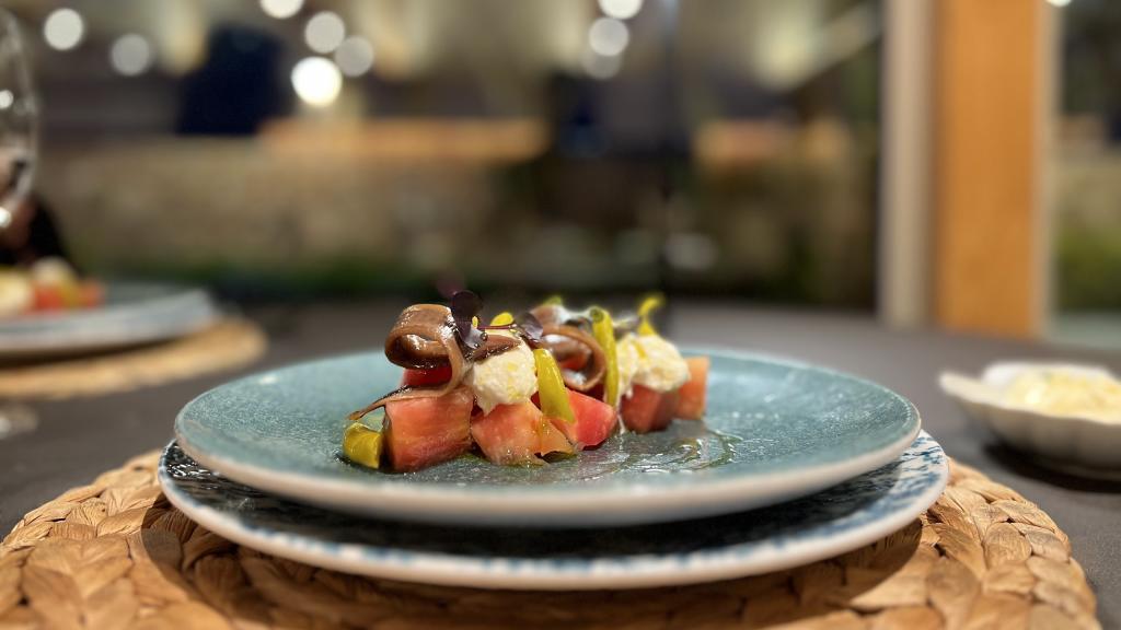 Tomate y anchoas de la zona en Arròs & Brases de Tancat de Codorniu