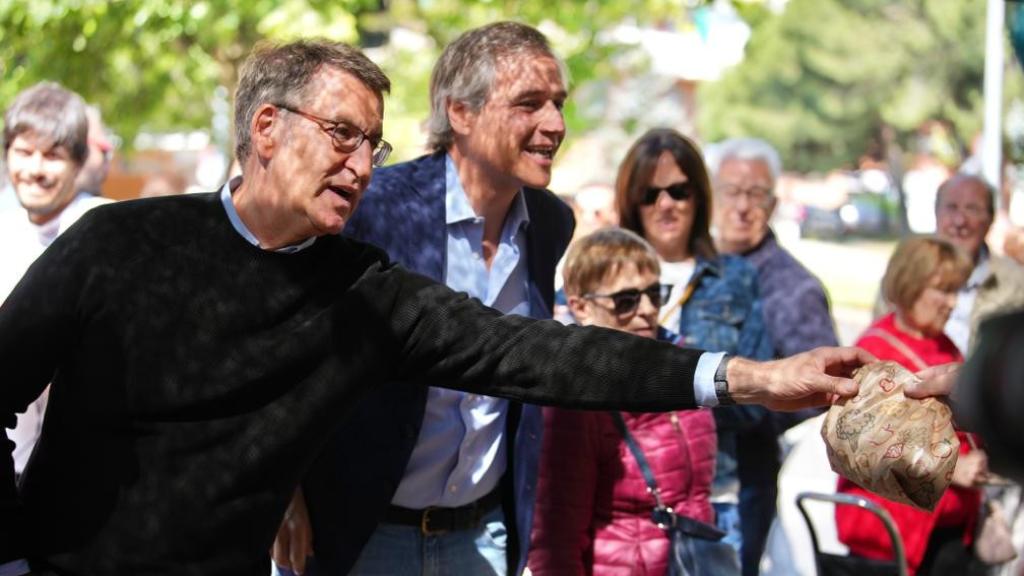 Feijóo, este martes en Alcorcón, con el candidato de su partido, Antonio González Terol.