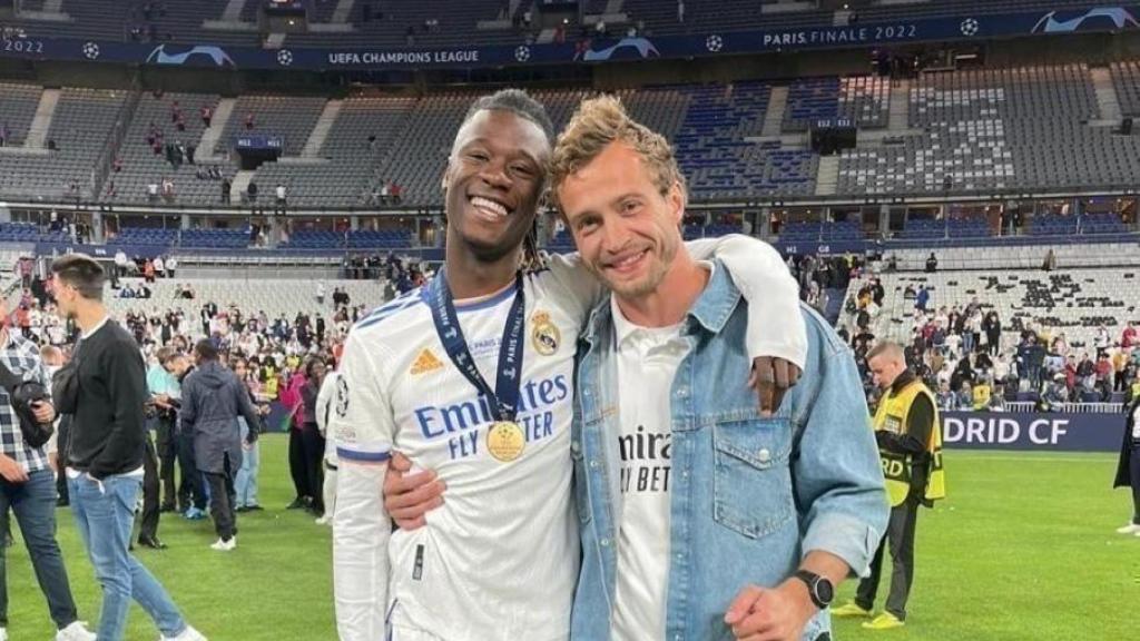 Eduardo Camavinga, junto a su fisio Thomas Serafin tras ganar la úlitma Champions League