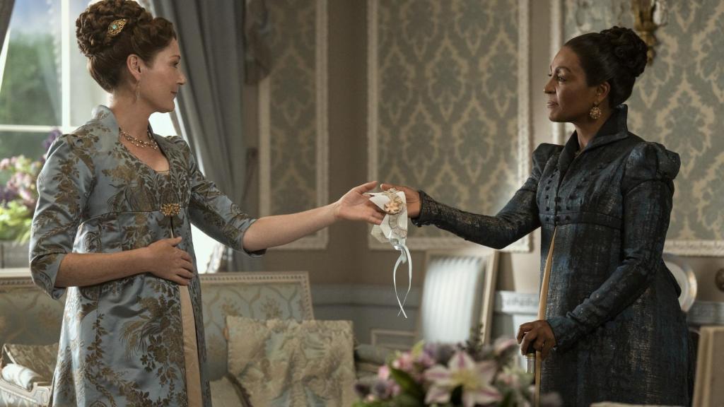 Lady Agatha Danbury y Lady Violet Bridgerton con la corona de papel.