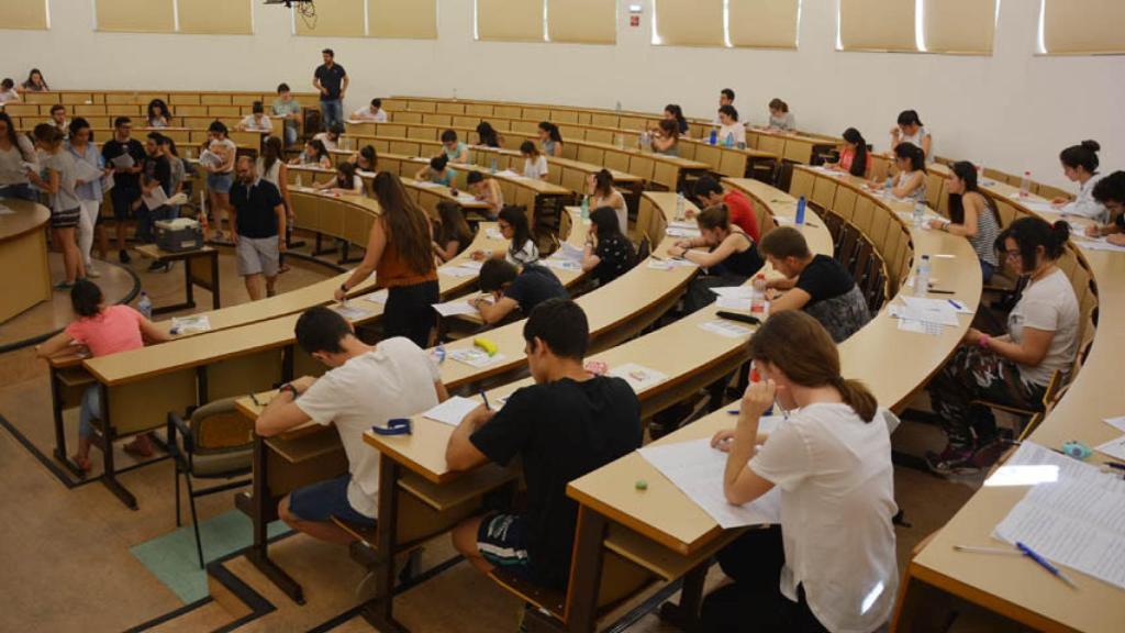 Alumnos examinándose de selectividad en Castilla La Mancha.