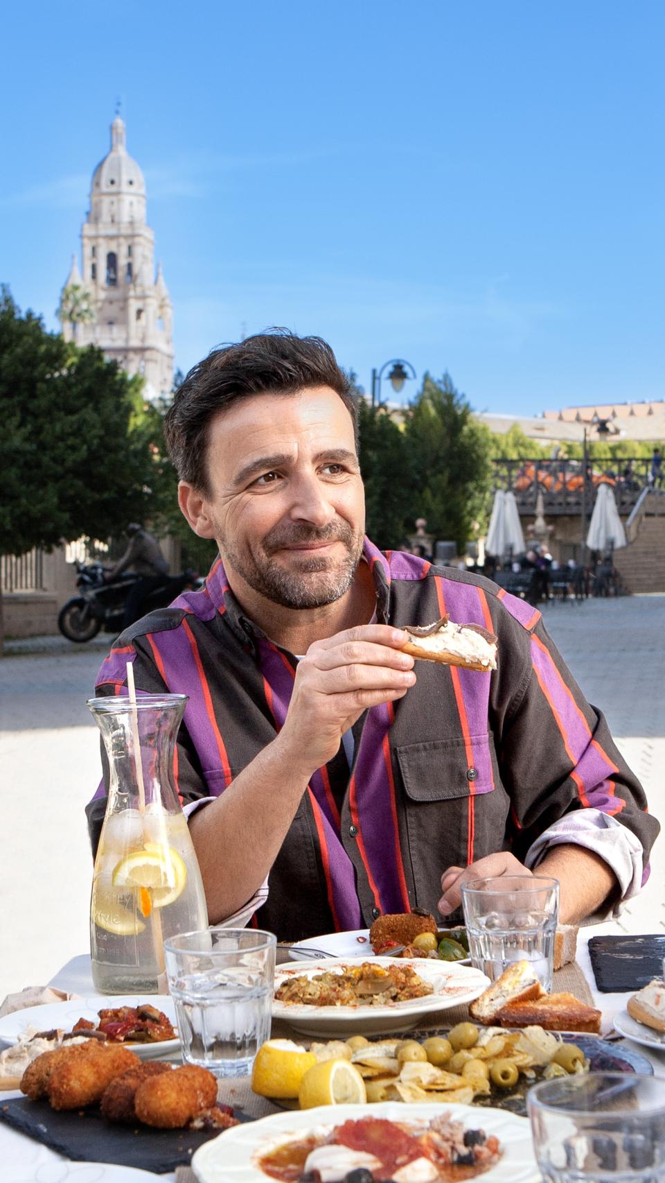 Diego Cantero tapeando en la ciudad de Murcia.