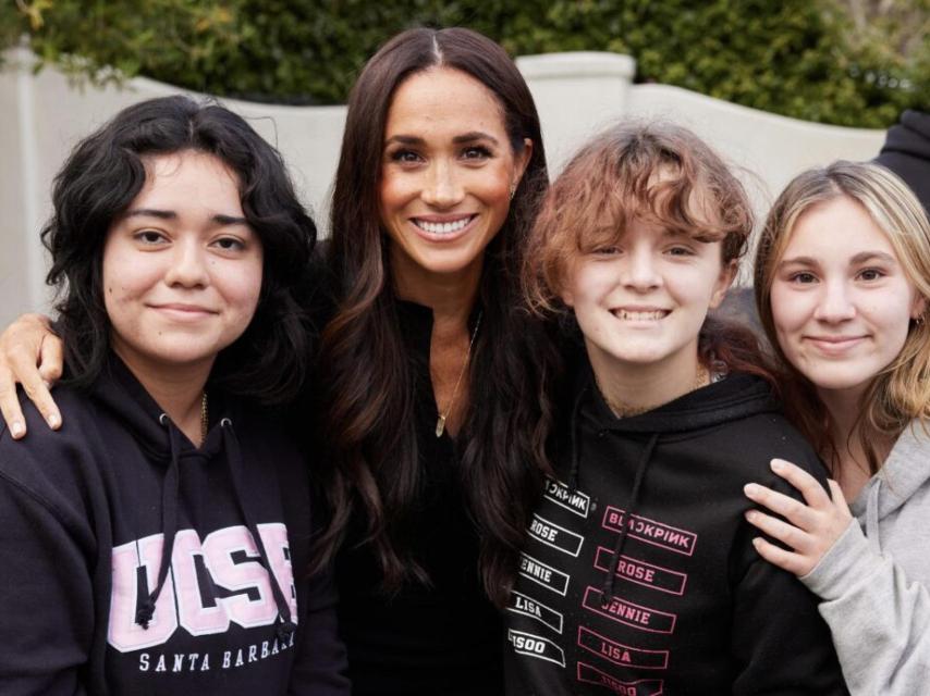 La duquesa de Sussex y algunas adolescentes con los que compartió la tarde del pasado viernes.