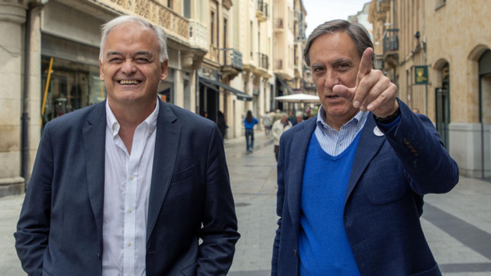 El vicesecretario general del Partido Popular, Esteban González Pons, visita el punto de información que el Partido Popular instala en la plaza del Liceo y atiende a los medios de comunicación