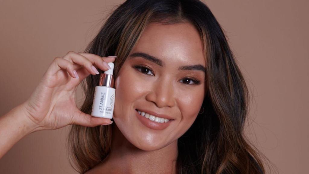 La modelo posa con uno de los productos.