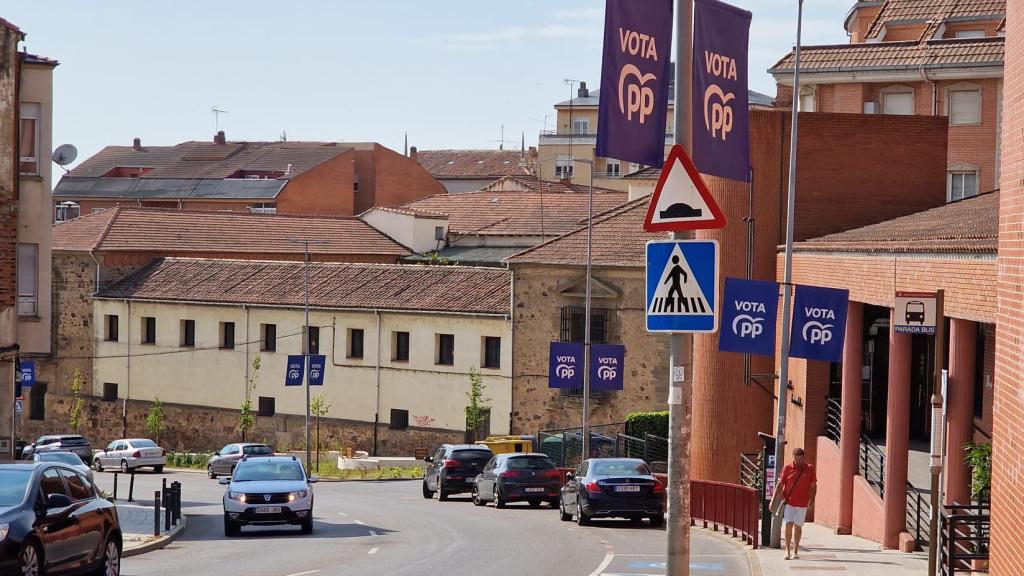 Banderolas electorales del Partido Popular en la cuesta del Hospital de Benavente