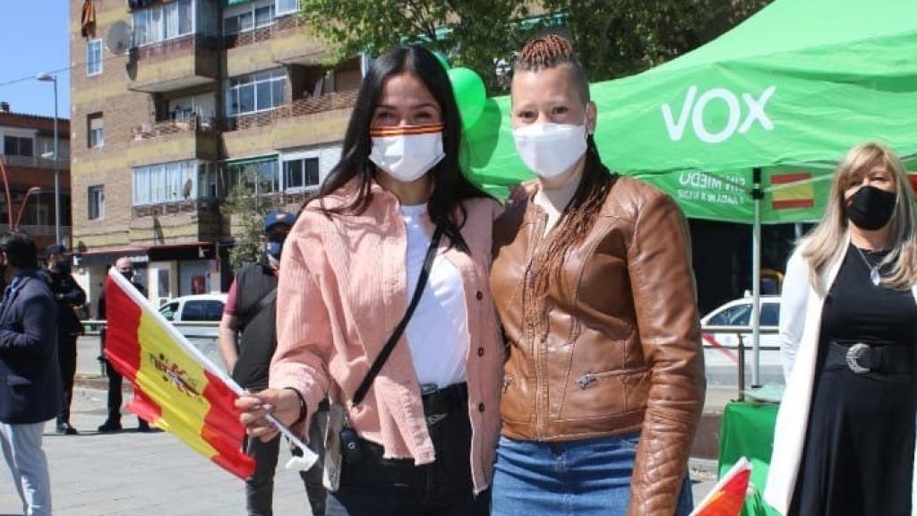 La concejala Ana González junto a Mireia Borrás.