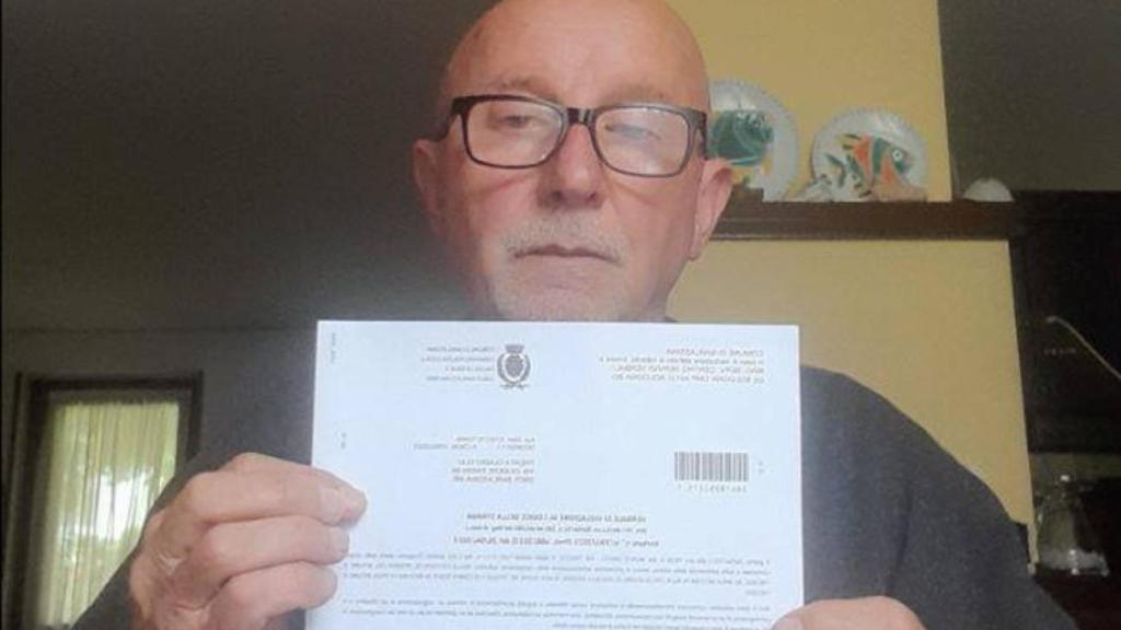 Claudio mostrando su denuncia en sus redes sociales