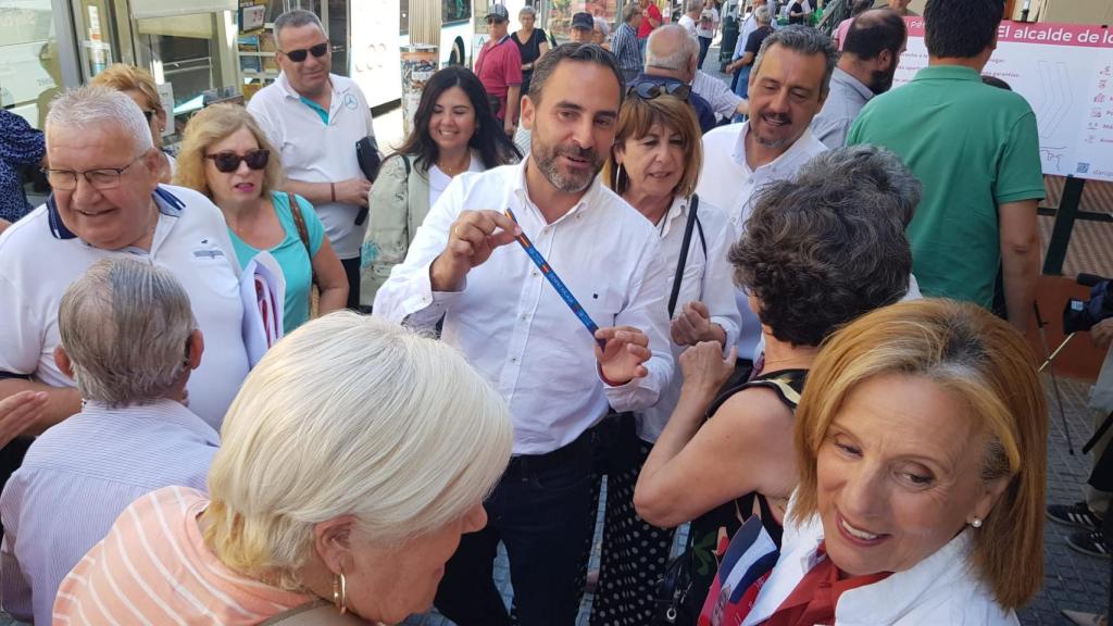 Dani Pérez, con la pulsera del PP y De la Torre.