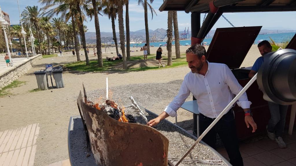 Colocando el espeto de sardinas.