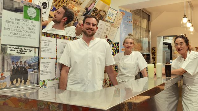 Pepo Martínez con su madre Mari Ángeles y su tía Inma Sorribes tras la barra de la horchatería más famosa de Alicante.
