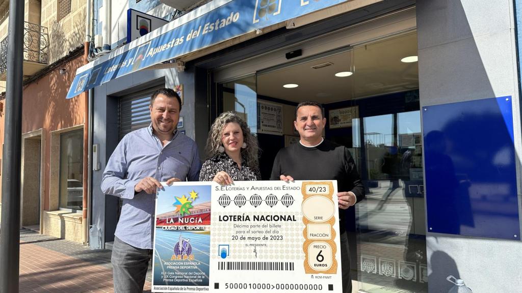 El alcalde de La Nucía, Bernabé Cano, con una recreación del cupón que se vende para este sábado.