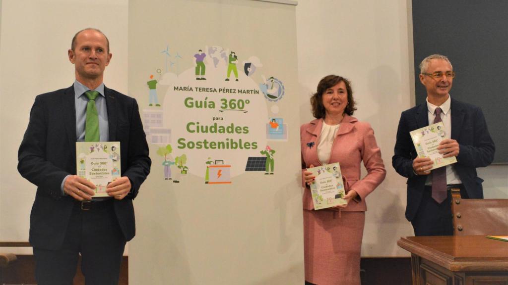 El rector y el delegado de Iberdrola en Castilla y León han acompañado a la autora, Teresa Pérez Martín