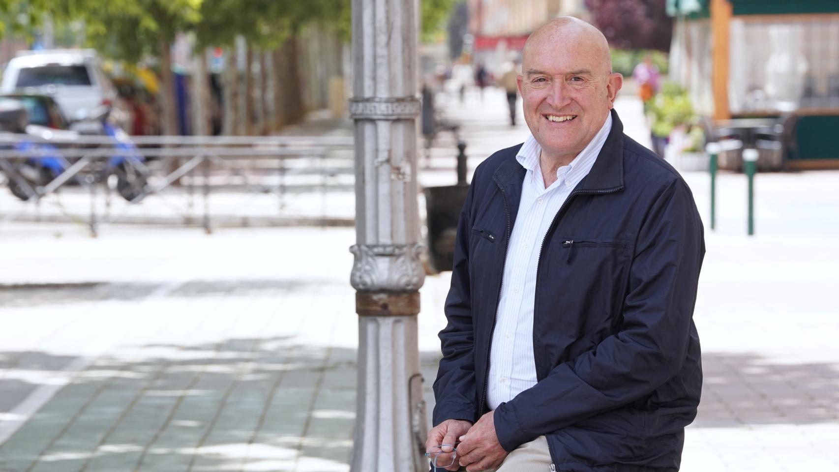 El candidato Jesús Julio Carnero (PP) posa en el barrio de Covaresa