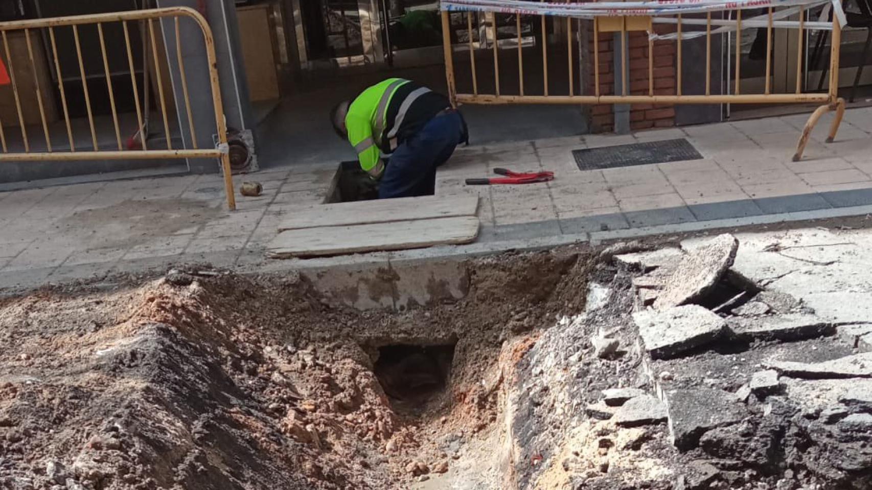 Operarios reparando la rotura de una tubería en una calle de Valladolid