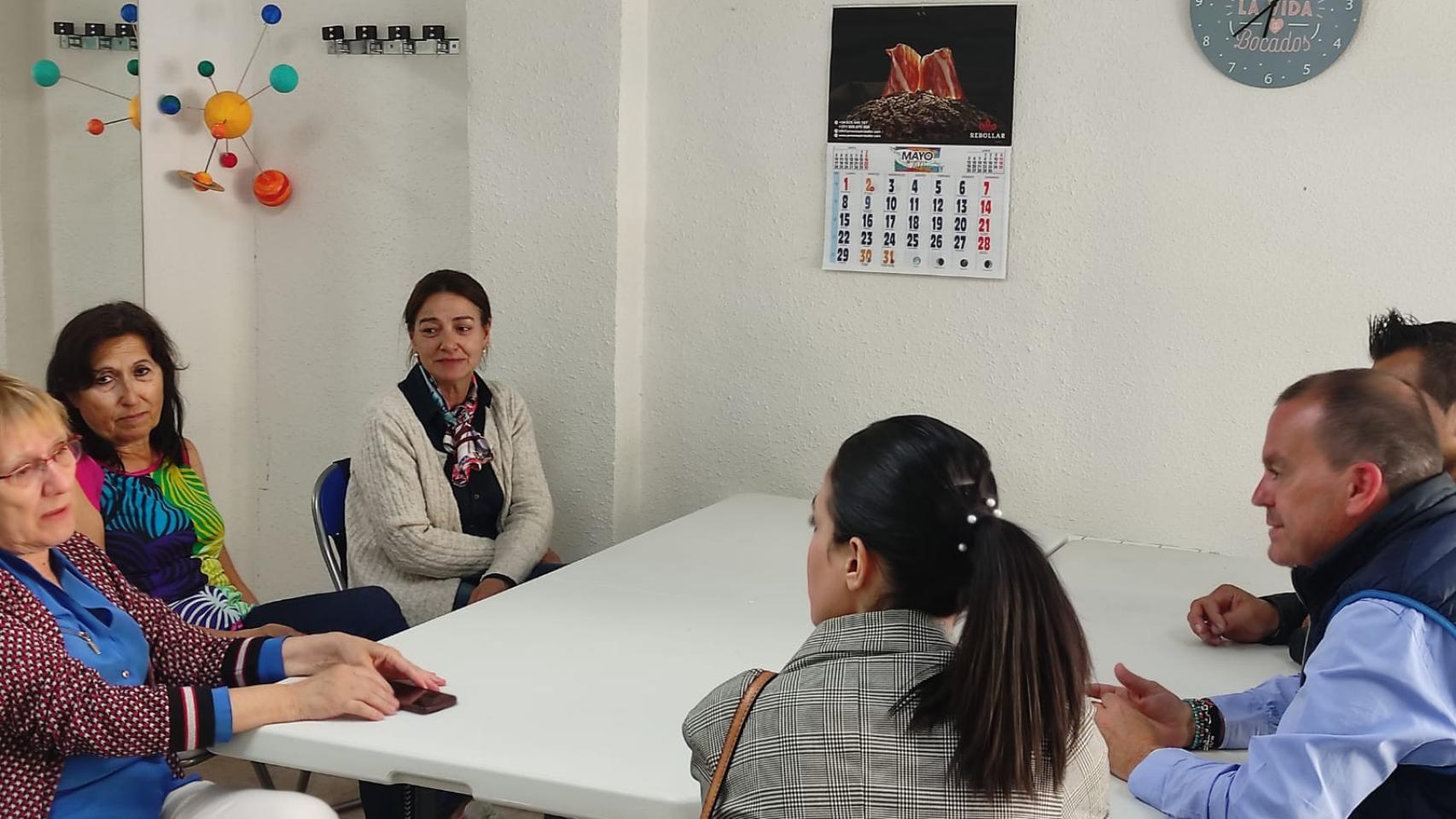Francisco Requejo, candidato de Zamora Sí, en la reunión con la Asociación de Vecinos de Tres Cruces