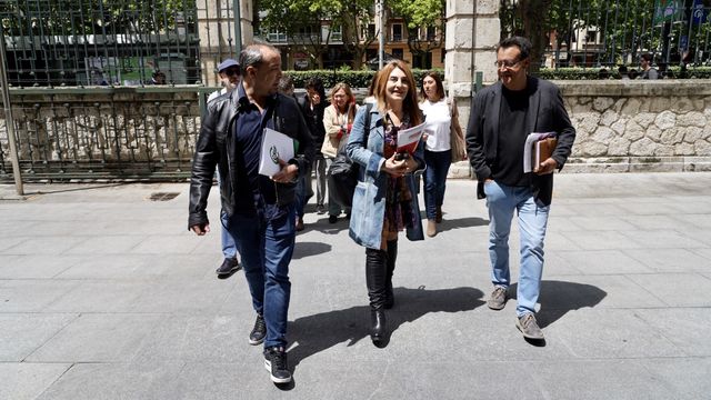 Los representantes de CSIF, CCOO y UGT acudiendo a la Consejería de Sanidad