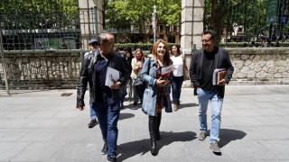 Los representantes de CSIF, CCOO y UGT acudiendo a la Consejería de Sanidad