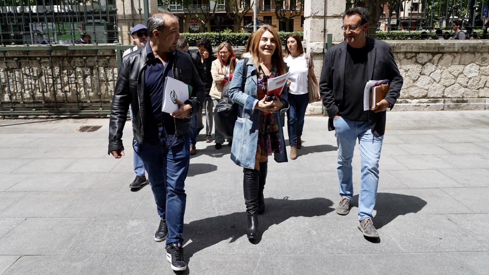 Los representantes de CSIF, CCOO y UGT acudiendo a la Consejería de Sanidad