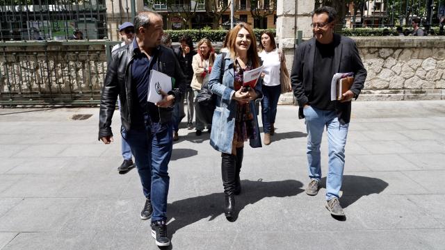 Los representantes de CSIF, CCOO y UGT acudiendo a la Consejería de Sanidad