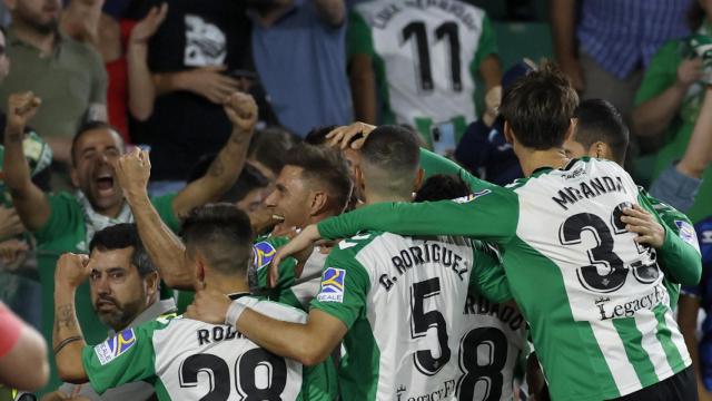 Los jugadores del Betis, celebrando el tercer gol ante el Rayo