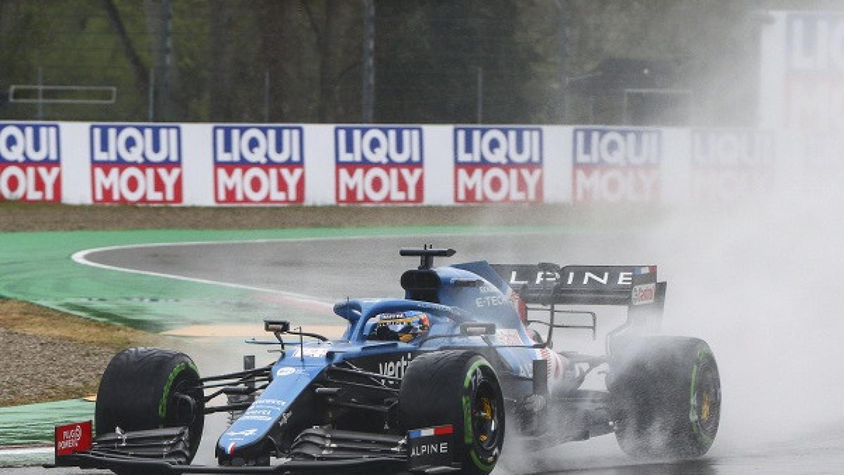 Fernando Alonso, en temporadas anteriores sobre el circuito de Ímola.