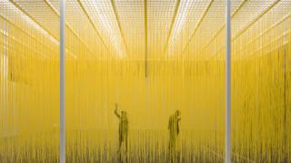 'Lo que pesa una cabeza'. El TEA rescata en esta exposición el ‘Penetrable’ de Jesús Rafael Soto, que instaló en la ciudad en 1973. Foto: Sergio Acosta
