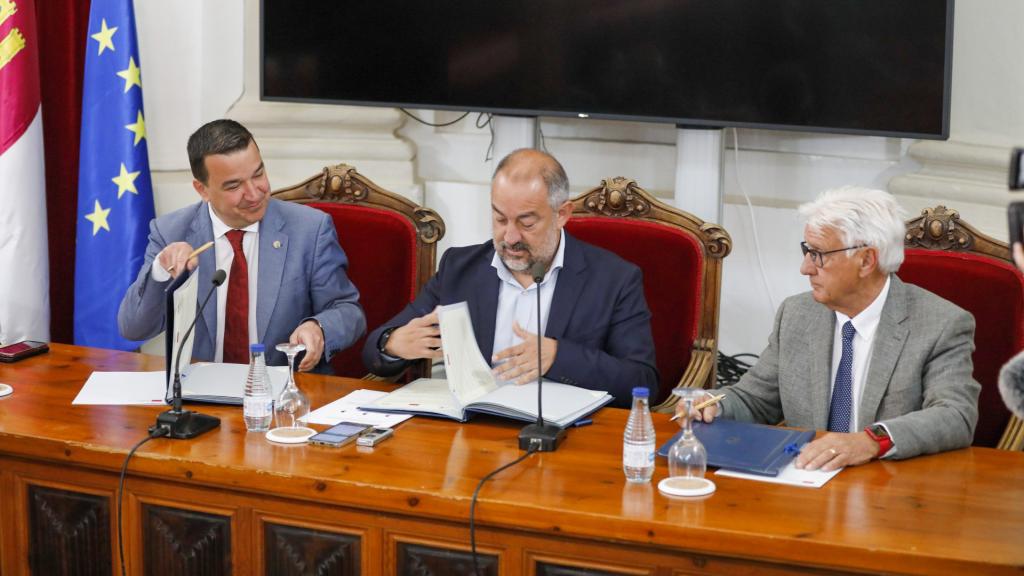Firma del acuerdo. Foto: Javier Longobardo.