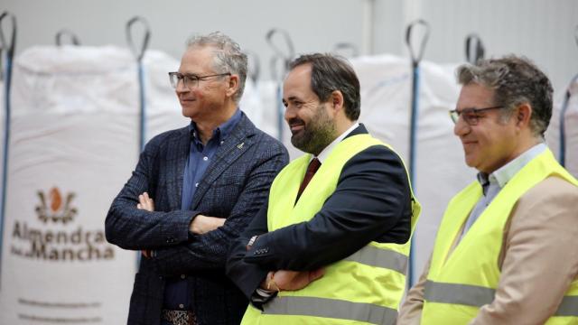 Paco Núñez, en el centro, ha visitado una fábrica en Hellín (Albacete).