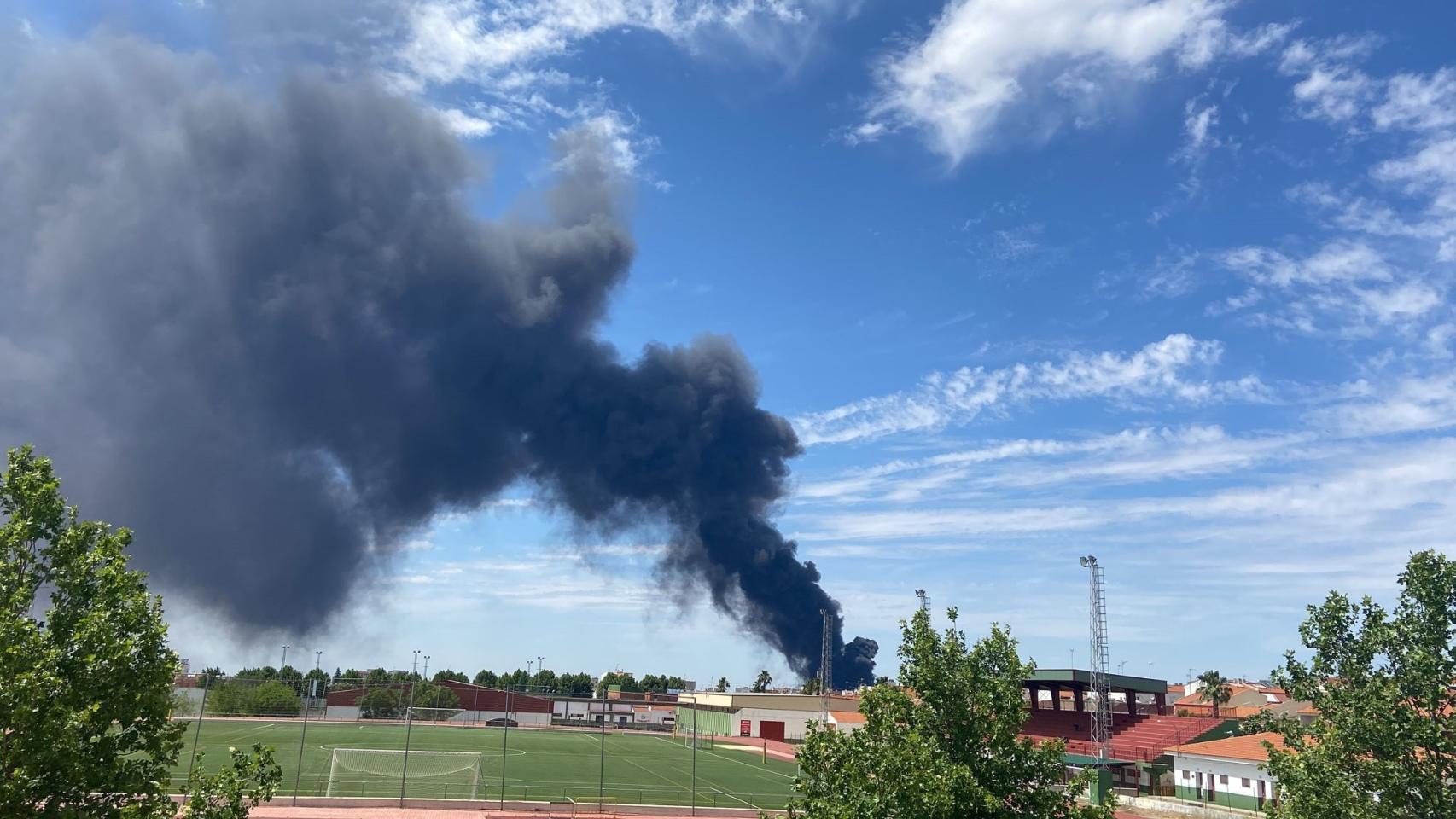 Imagen del incendio en la ciudad extremeña de Almendralejo.