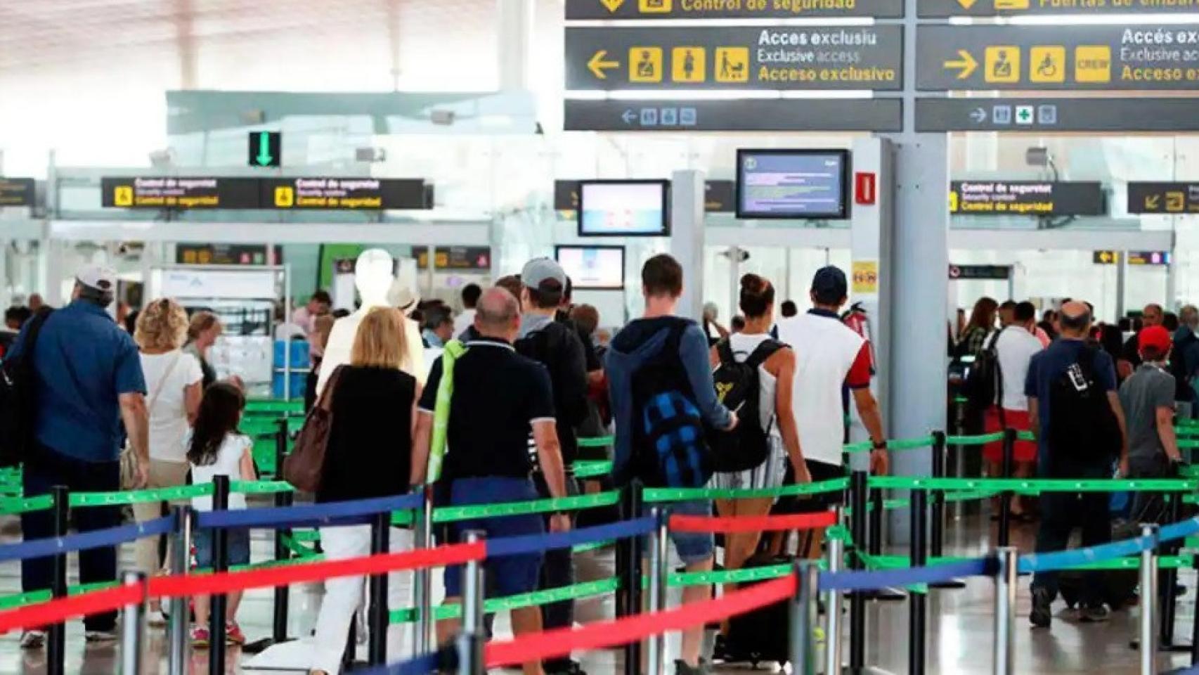 Control de seguridad en un aeropuerto en una imagen de archivo.