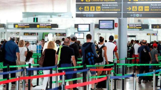Control de seguridad en un aeropuerto en una imagen de archivo.