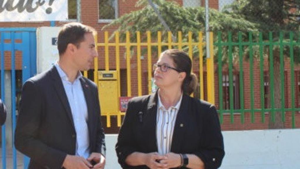 El concejal de Móstoles Alejandro Martín, junto al líder del PSOE madrileño, Juan Lobato, y la alcaldesa Noelia Posse.