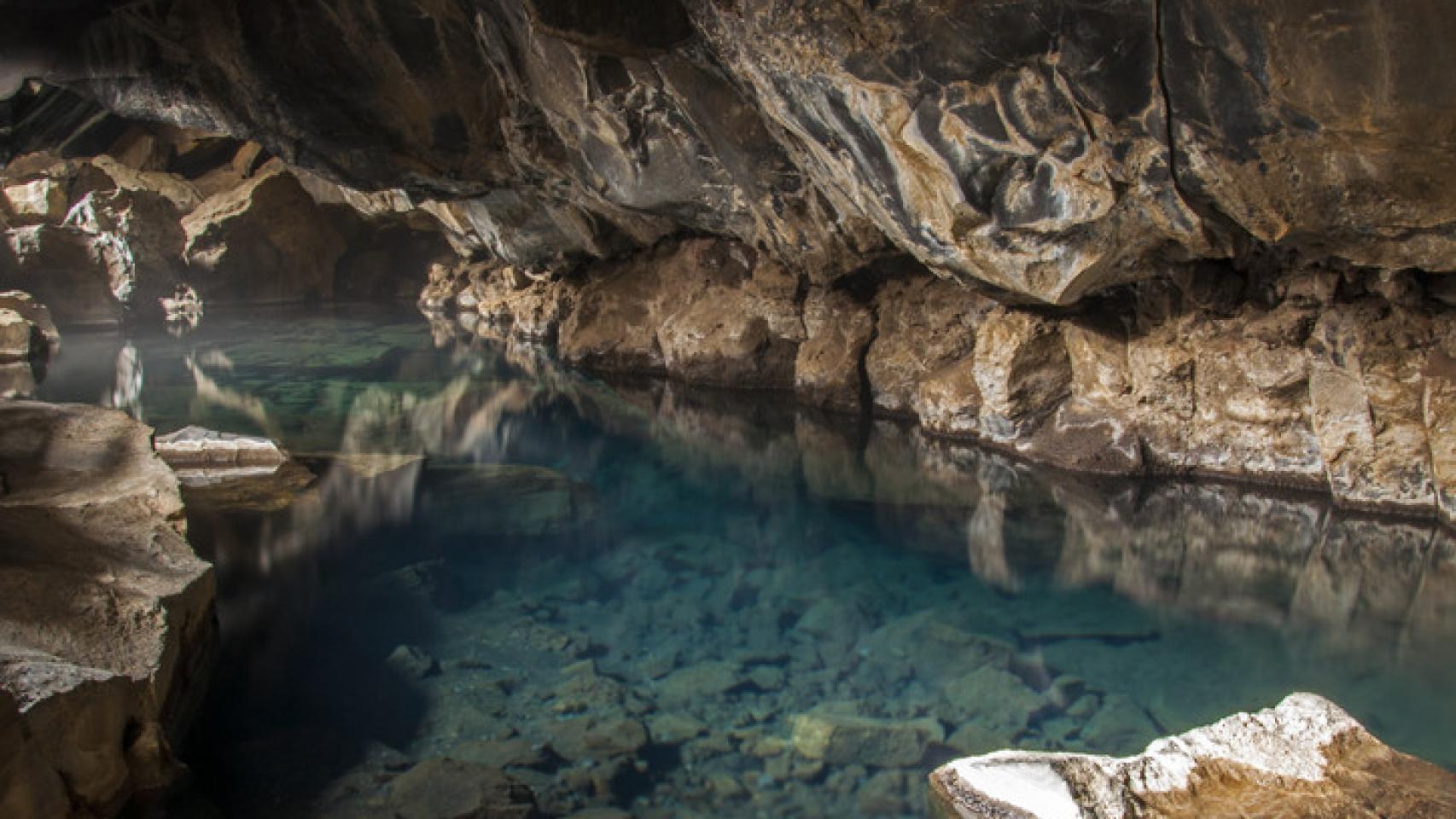 El hotel cerca de Madrid que tiene una impresionante cueva termal excavada a mano.
