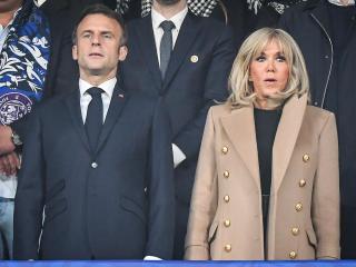 Emmanuel y Briggite Macron, en un partido de fútbol.