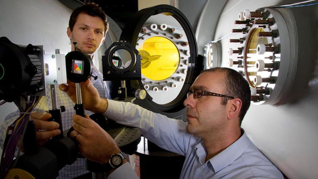 Científicos del DSTG australiano en su laboratorio de armas