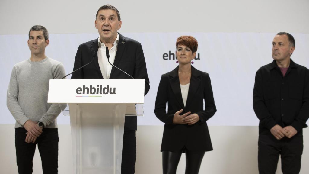 El coordinador general de EH Bildu, Arnaldo Otegi, junto a Arkaitz Rodríguez, Bakartxo Ruiz y Unai Urruzuno.