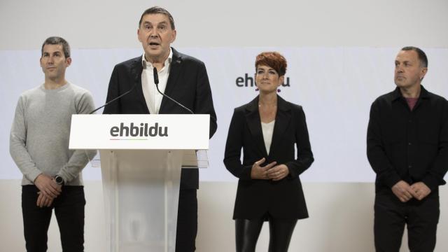 El coordinador general de EH Bildu, Arnaldo Otegi, junto a Arkaitz Rodríguez, Bakartxo Ruiz y Unai Urruzuno.