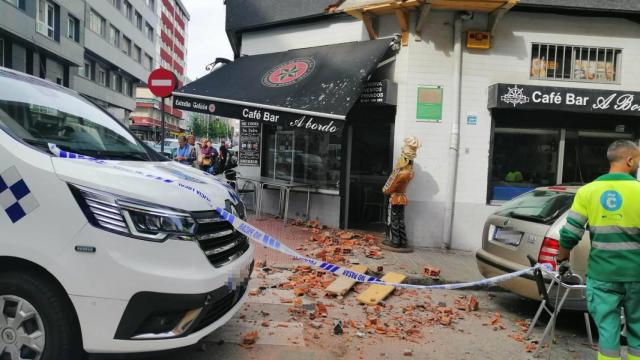 Se desprende parte de la fachada de un edificio en O Ventorrillo