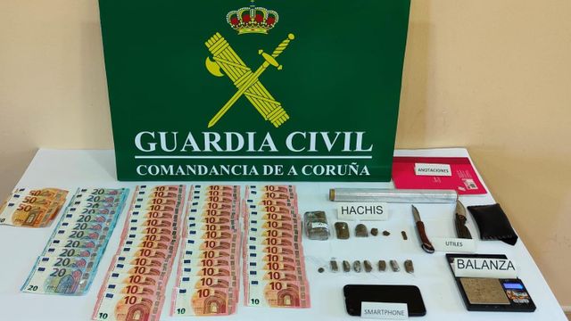 Dinero y sustancias estupefacientes intervenidas en un registro domiciliario en Rianxo