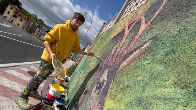 Peralta trabajando en el mural