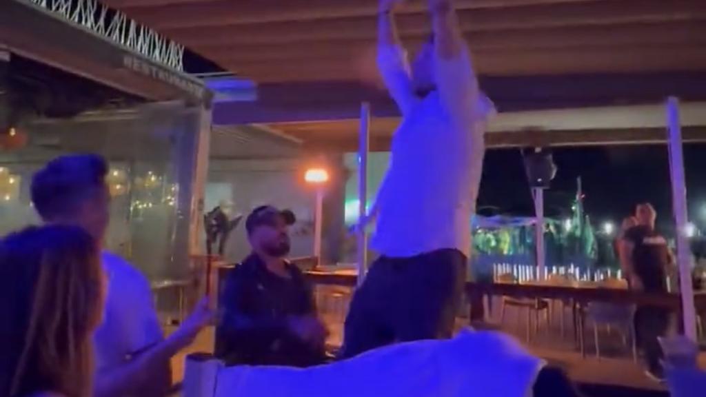 El joven en el momento en que el trabajador le tiró al suelo.