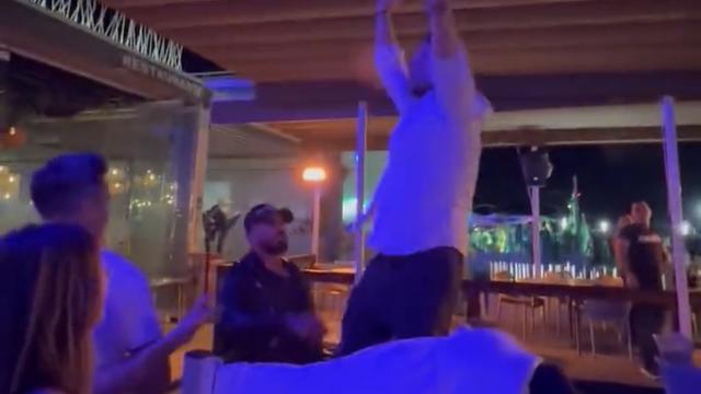 El joven en el momento en que el trabajador le tiró al suelo.