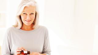 Una mujer tomando suplementos nutricionales.