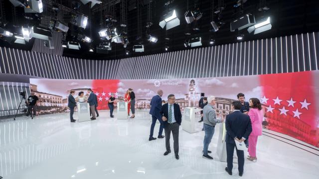 Ambiente antes del debate con los cinco candidatos a la Asamblea de Madrid de cara a las elecciones autonómicas y municipales del próximo 28 de mayo, en Telemadrid