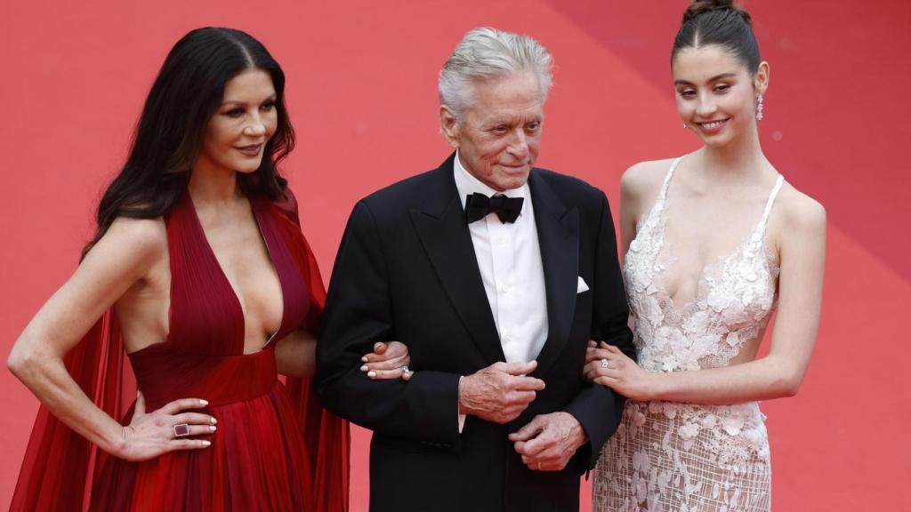 Catherine Zeta-Jones, Michael Douglas y Carys Zeta Douglas en Cannes. Foto: EFE/EPA/Sebastien Nogier