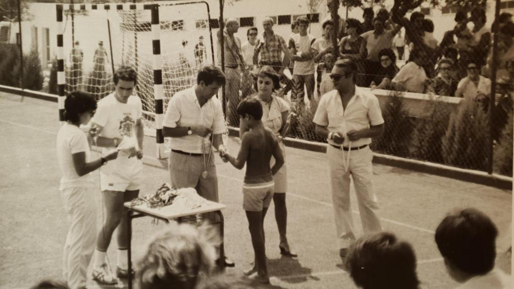 El alcalde en una entrega medallas en 1982 durante su primera legislatura