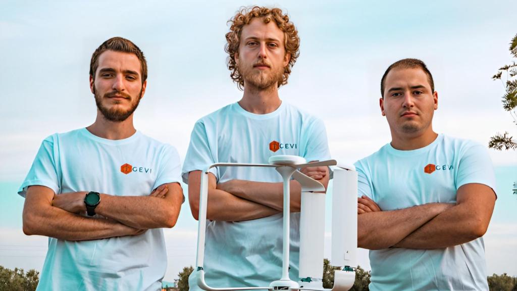 Los tres ingenieros responsables del aerogenerador Gevi Wind