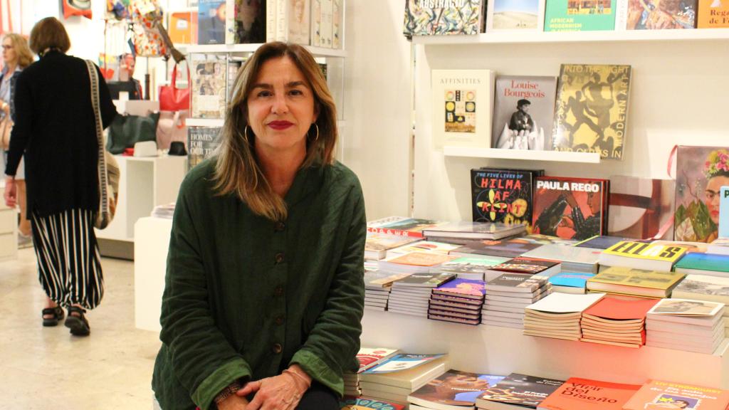 Ana Cela, posando frente a la colección de libros del Museo Thyssen.