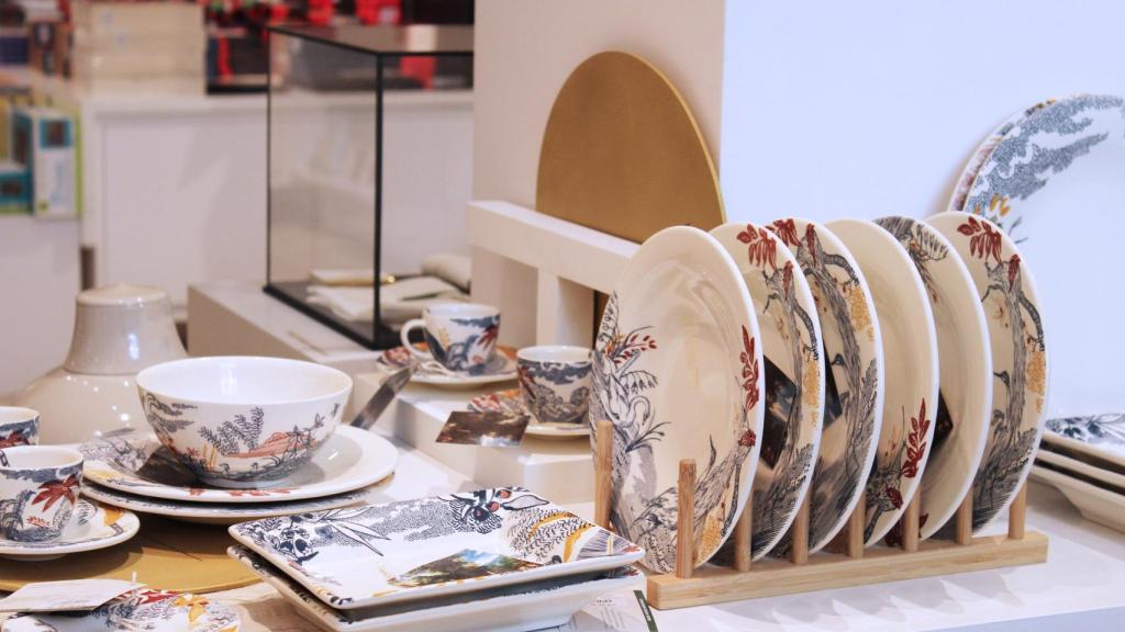 Entre sus productos pueden encontrarse artículos de papelería, porcelana y prendas de vestir.